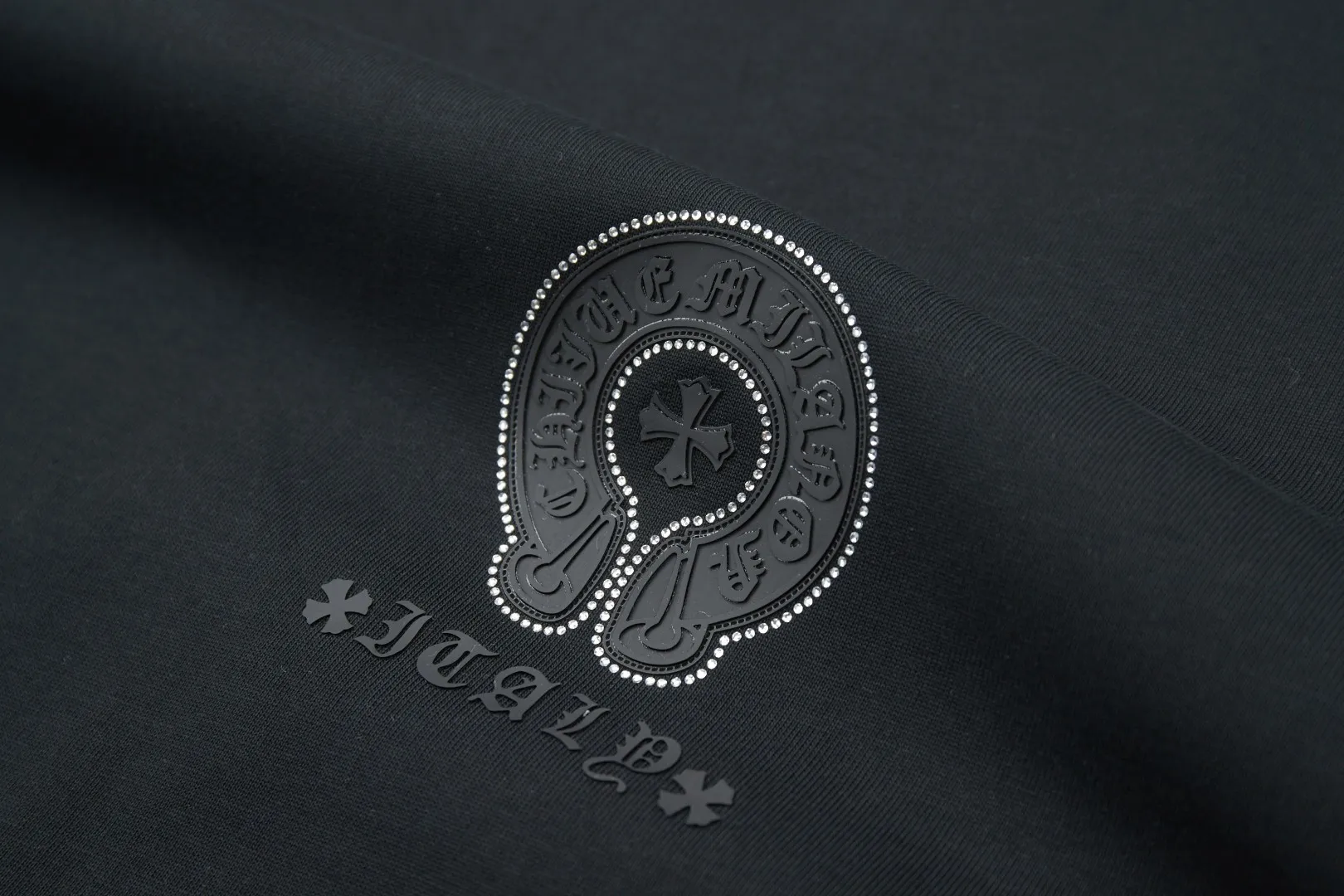 🅿️230 ✨CH✨🆕25SS spring and summer new style Crow Heart ✝ Rack logo leather label hot-drilled short sleeves Light luxury essential item for daily commuting for men and women Correct version Welcome to compare Detailed features · 260 grams of 100% pure cotton double yarn jersey fabric · Custom dyed in the same cylinder, special thickened 32 pieces of double-strand 1X1 thread · Double-needle stitching and cross-stitching technology · Original main mark, washed tag, brand moisture-proof paper packaging Color: white/black/purple/grey Size: S/M/L/XL